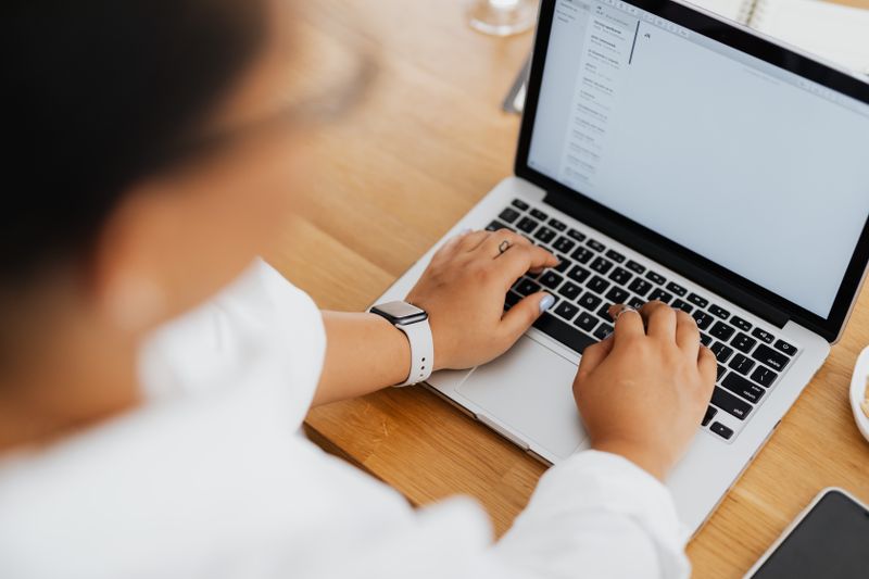 Student writing cold email templates for students at a desk