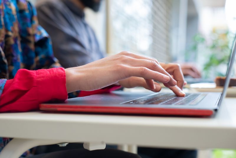 Student using cold email templates for founders and authors while writing an outreach message