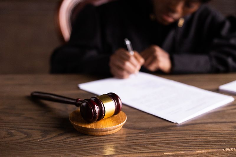 Courtroom gavel representing where to find law internships