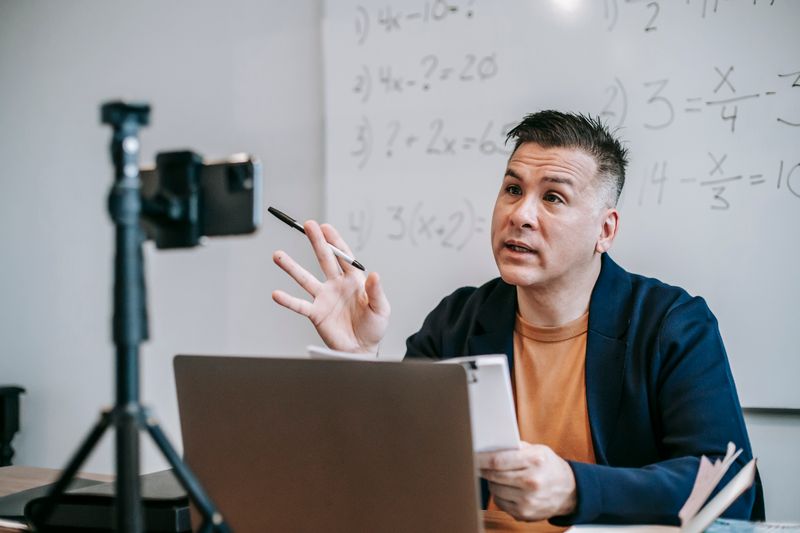 Student evaluating an online research mentorship program on a computer