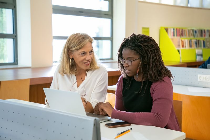 Student in a polygence mentorship session with an online mentor
