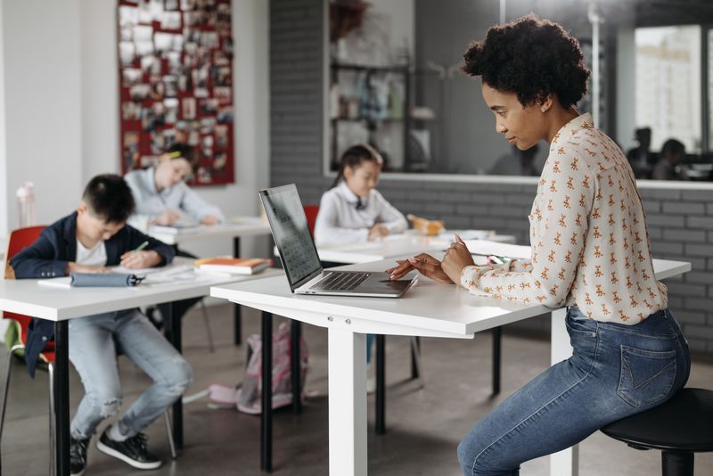 Teacher mentoring a student in a research setting — structured mentorship for high school students