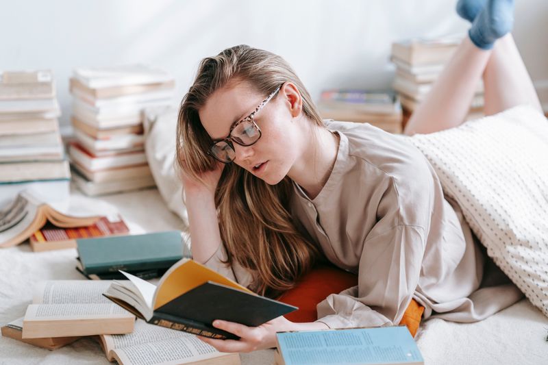 Student finding inspiration for research topics for high school students through reading