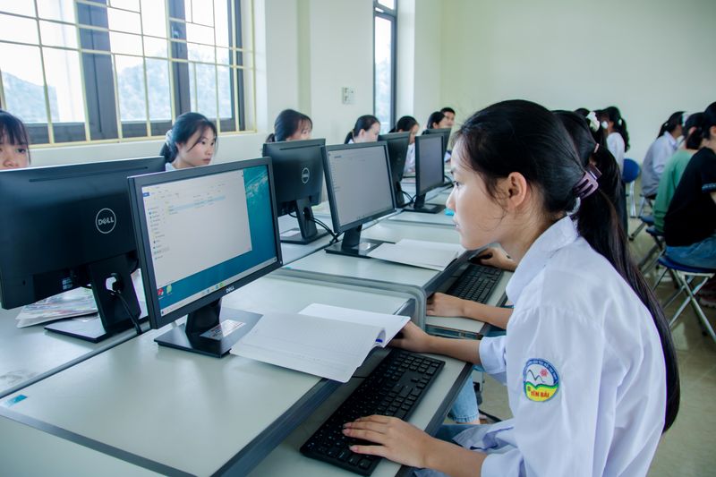 Student exploring alternatives to Stanford medical school research opportunities